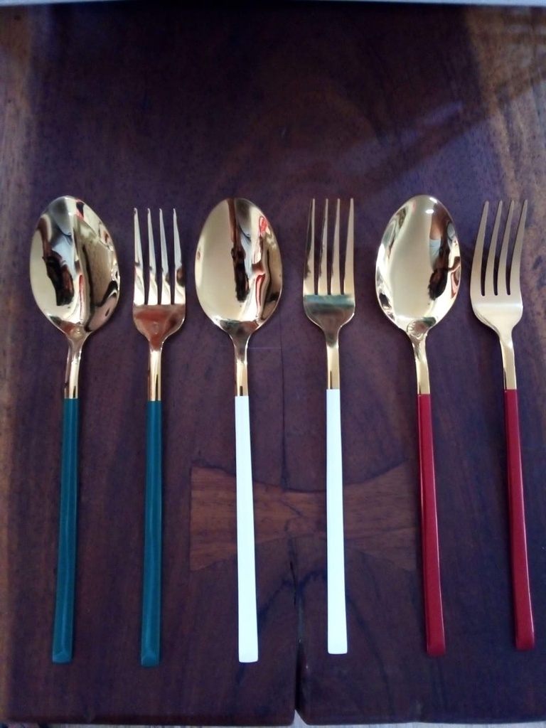 Juego De Cubiertos Dorados